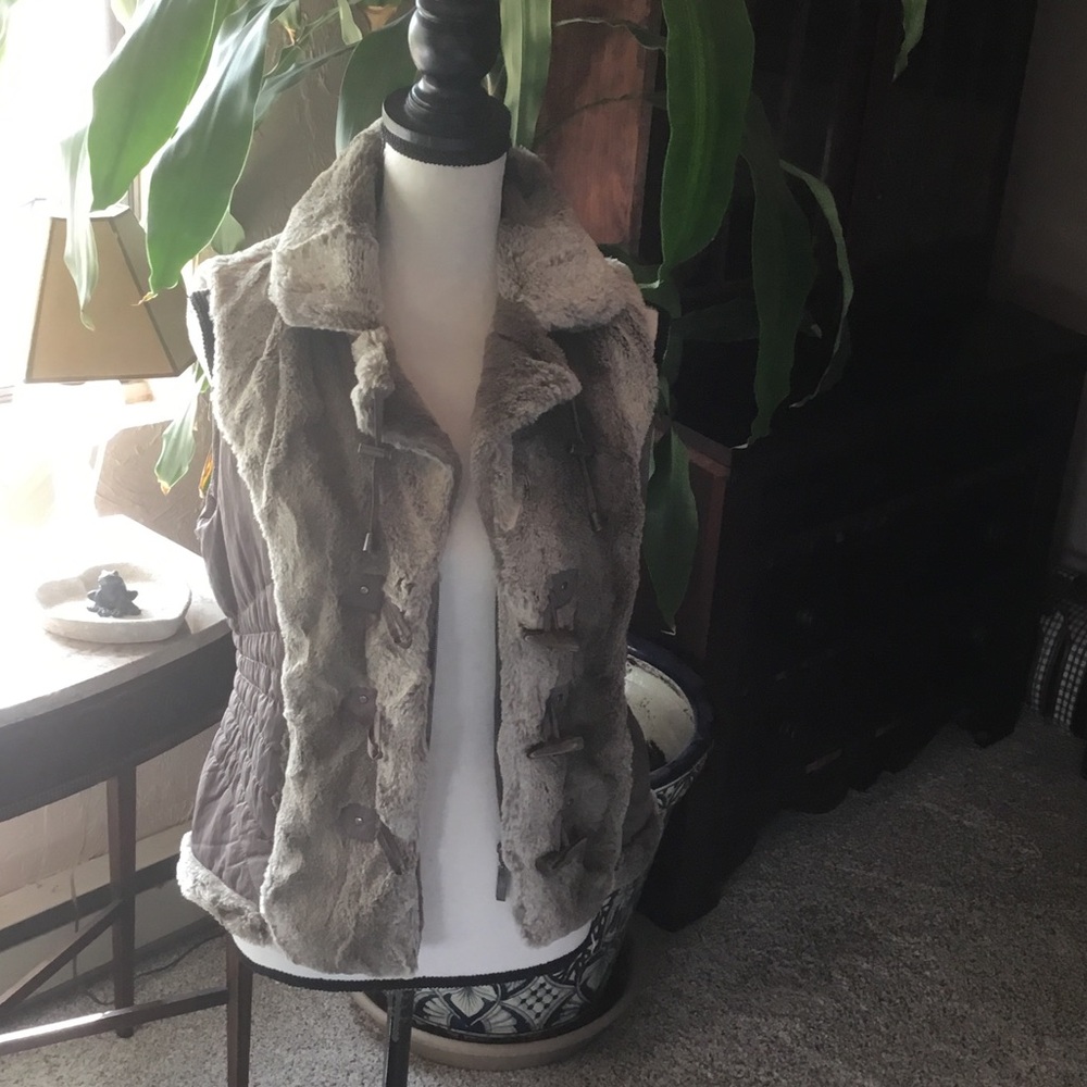 NWT Faux Fur Toggle Vest - Taupe/Gray